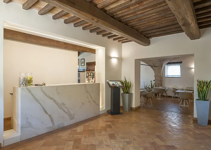 Relais Dell'olmo 4* بيرودجا